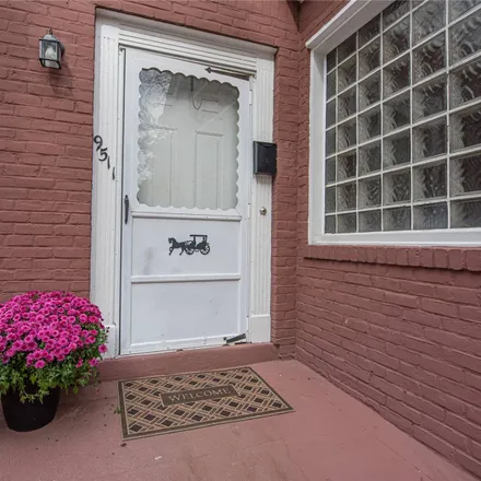 Image 3 - 95-11 70th Avenue, New York, NY 11375, USA - House for sale