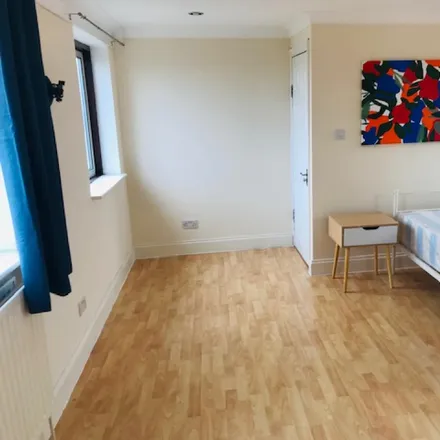 Rent this 6 bed room on Kingsdown Avenue in London, W3 7UA
