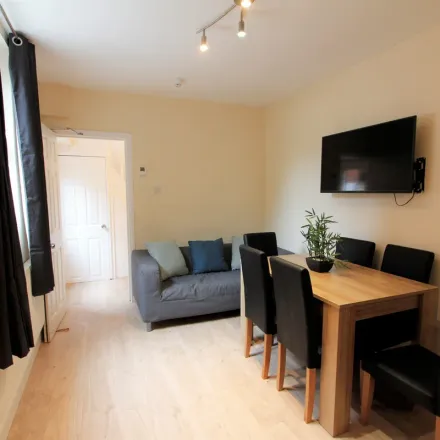 Rent this 5 bed apartment on 17 Wokingham Road in Reading, RG6 1LE