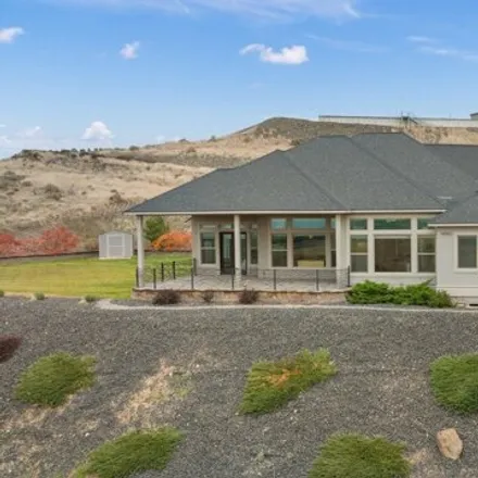 Buy this 4 bed house on Skyline Trail in Badger Mountain South, WA 99352