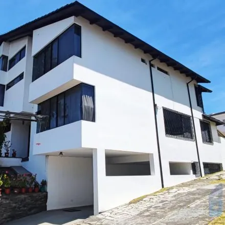 Rent this 5 bed house on Dalus Pet Shop in Julio Arellano, 170124