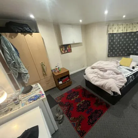 Rent this 3 bed room on Regent Park Terrace in Leeds, LS6 2AX