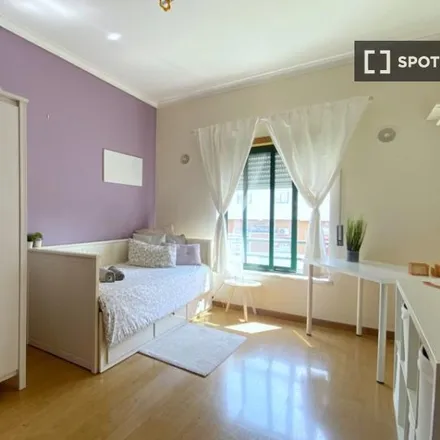 Rent this 3 bed room on Escola Secundária de Casquilhos in Rua Blanqui Teixeira, 2830-187 Santo André