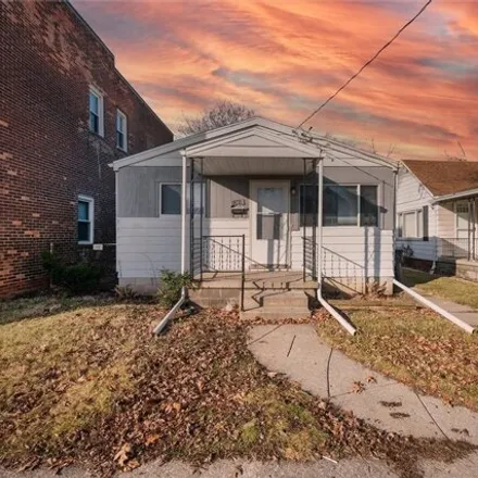 Buy this 2 bed house on 293 East Pearl Street in Toledo, OH 43608