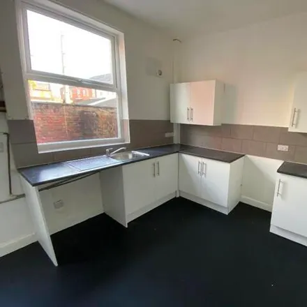 Image 3 - Joan Street, Manchester, M40 5FP, United Kingdom - Townhouse for rent