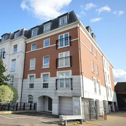 Image 1 - Station Approach, Epsom, KT19 8JS, United Kingdom - Apartment for rent