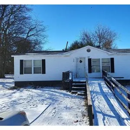 Buy this 3 bed house on 925 Maple Street in Caruthersville, MO 63830