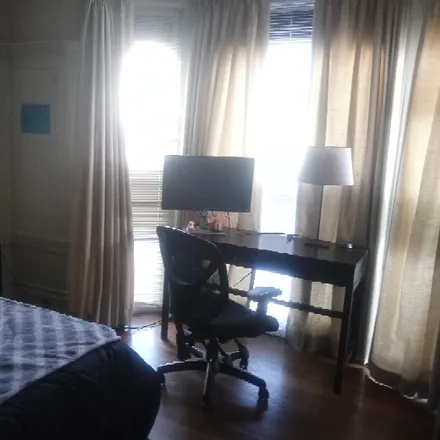 Rent this 1 bed room on 926 Fillmore Street in San Francisco, CA 95115