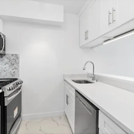 Rent this 1 bed apartment on The Horizon in East 38th Street, New York