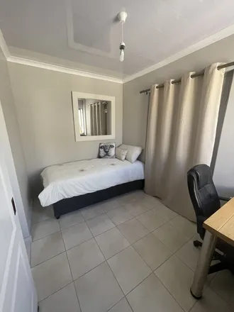 Image 6 - Cape Town, Athlone, WC, ZA - Apartment for rent