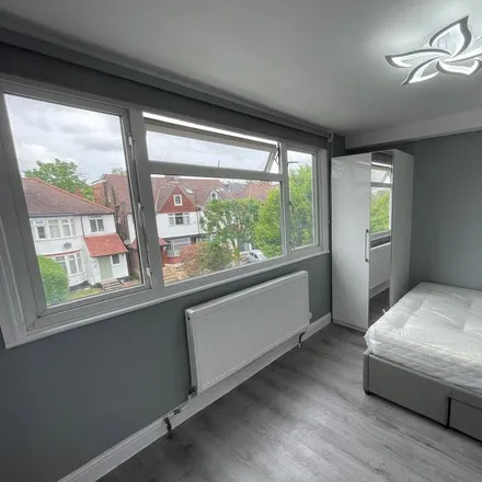 Rent this studio apartment on Leeside Crescent in London, NW11 0HB