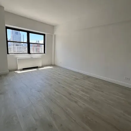 Rent this 3 bed apartment on 337 East 86th Street in New York, NY 10028
