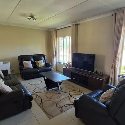 Rent this 3 bed apartment on Old Transkei Road in Nahoon Valley, East London