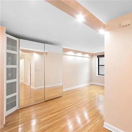 Image 4 - 1802 Ocean Parkway, New York, NY 11223, USA - Condo for sale