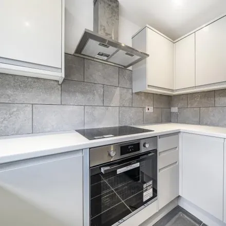 Image 5 - Broster Gardens, London, SE25 6TX, United Kingdom - House for rent