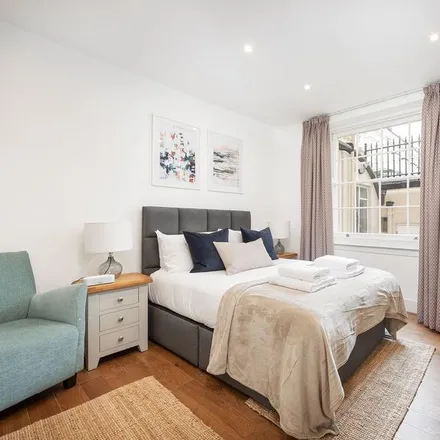 Rent this studio apartment on 35 Leinster Square in London, W2 4NG