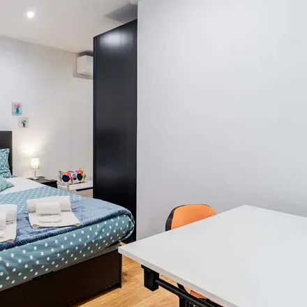 Rent this 2 bed apartment on Rua do Bonjardim 954 in 4000-121 Porto, Portugal