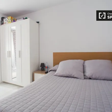 Rent this 3 bed room on Carrer de la Pobla de Farnals in 49, 46022 Valencia