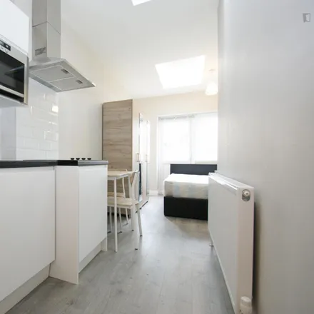 Rent this studio apartment on Sunningdale Avenue in London, W3 7NS