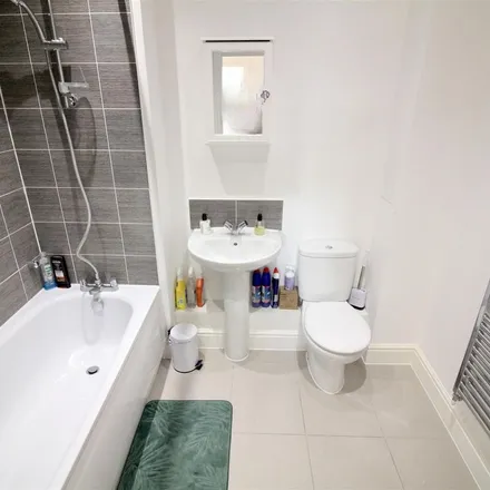 Image 2 - Hunting Place, London, TW5 0LG, United Kingdom - Apartment for rent