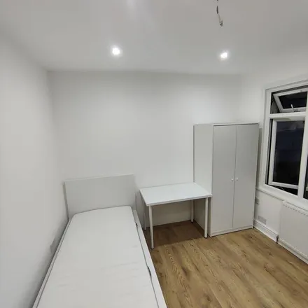 Rent this 1 bed apartment on Fanshawe Avenue in London, IG1 2PG