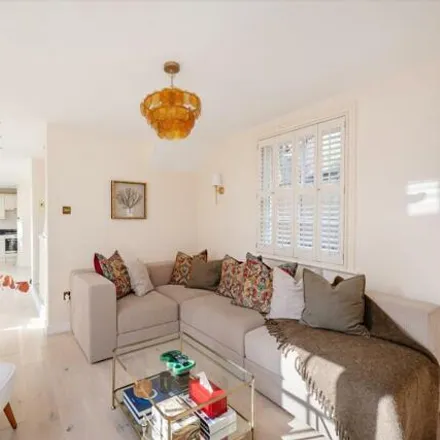 Image 5 - 10 Holly Berry Lane, London, NW3 6QT, United Kingdom - House for sale