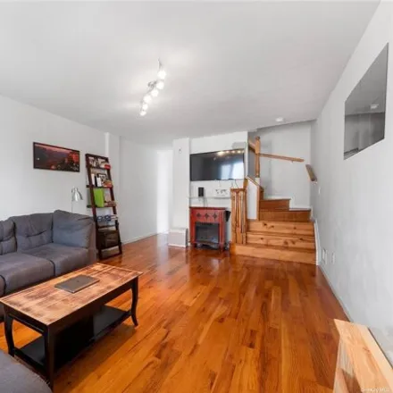 Image 3 - 249 Norway Avenue, New York, NY 10305, USA - House for sale