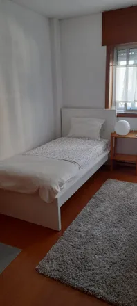 Rent this 3 bed room on Escola Básica dos 2º e 3º Ciclos Manoel de Oliveira in Rua de Robert Auzelle, 4100-186 Porto