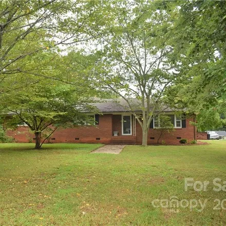 Image 2 - 399 West 1st Street, Lowell, NC 28098, USA - House for sale
