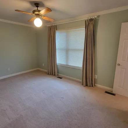 Rent this 3 bed apartment on 425 Ridge Court in Warrenton, VA 20186
