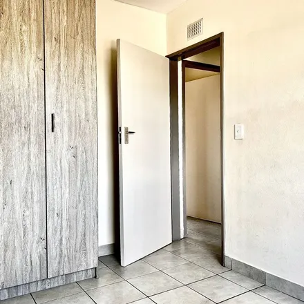 Image 7 - Amberfield Street, Quellerina, Johannesburg, 2001, South Africa - Apartment for rent