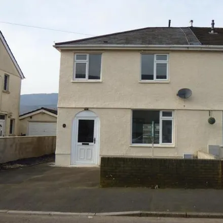 Rent this 3 bed duplex on School Street in Cwmgwrach, SA11 5PW