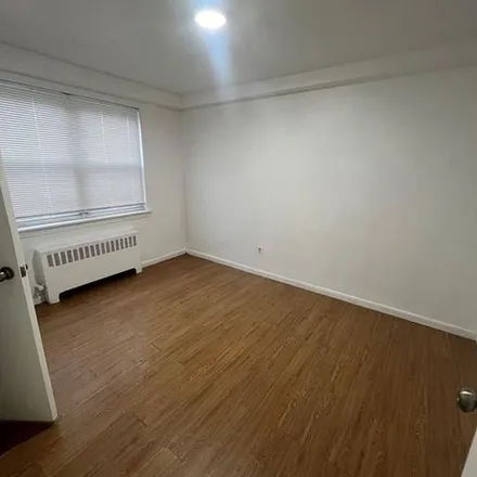 Rent this 1 bed apartment on 2105 Paulding Avenue in New York, NY 10462
