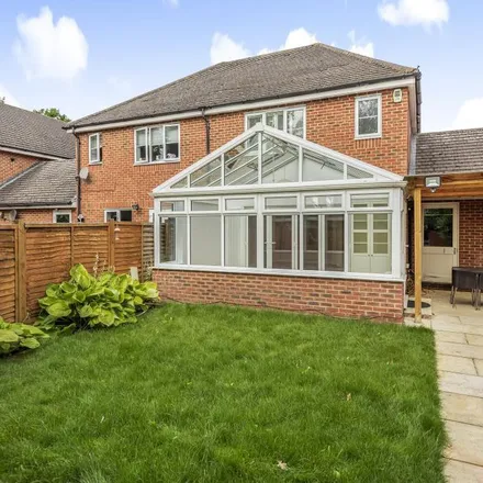 Rent this 3 bed duplex on The Emmbrook School in Brook Close, Wokingham