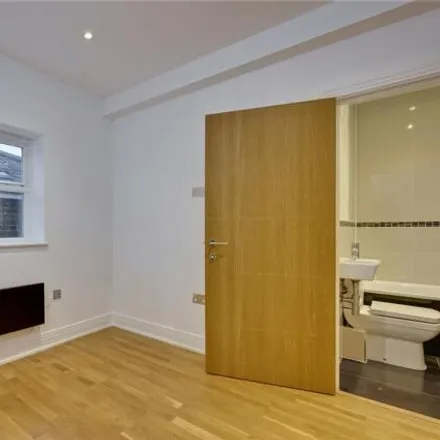 Image 9 - Collections Hair Club, 69 Queens Road, Weybridge, KT13 9UQ, United Kingdom - Apartment for sale