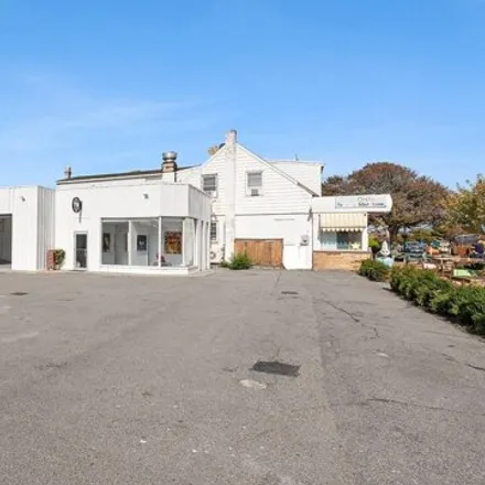 Buy this studio house on 725 Montauk Highway in Montauk, East Hampton
