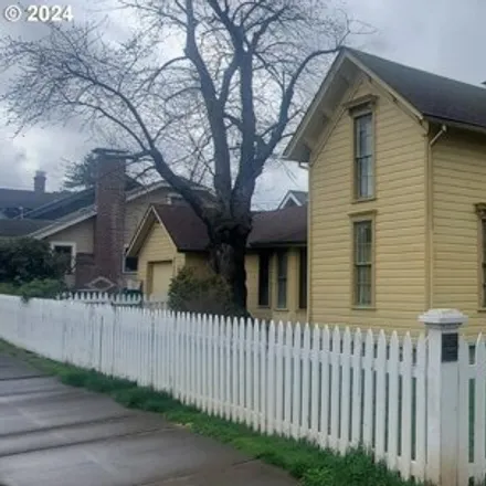 Image 2 - 4272 Southeast Washington Street, Portland, OR 97215, USA - House for sale
