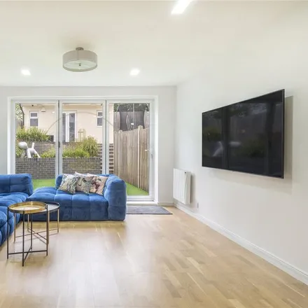 Image 2 - St Mary's Crescent, London, NW4 4LJ, United Kingdom - Apartment for rent