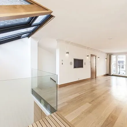 Rent this 3 bed townhouse on 40 Addison Avenue in London, W11 4UH