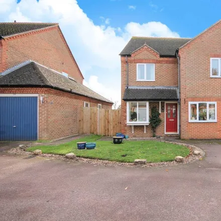 Rent this 4 bed house on Pitch Place in Binfield, RG42 4BP