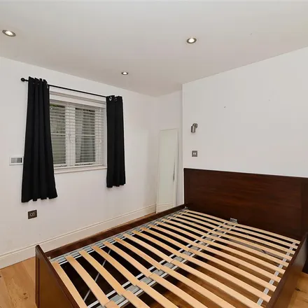Rent this 3 bed townhouse on 687 Commercial Road in Ratcliffe, London