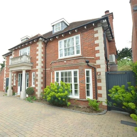 Rent this 6 bed house on Lingmere Close in Chigwell, IG7 6LH