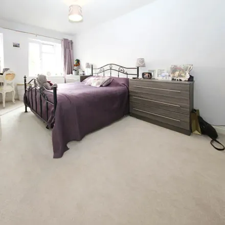 Rent this 2 bed apartment on The Avenue in London, KT4 7JZ