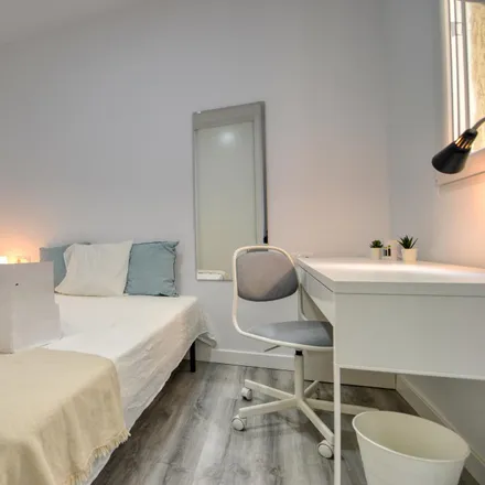 Rent this 2 bed room on Moloko Sound Club in Calle de Quiñones, 28015 Madrid