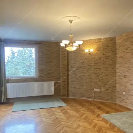 Rent this 4 bed townhouse on Pillanat Szerviz in 2092 Budakeszi, Barackvirág utca 1.