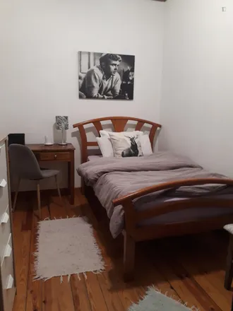 Rent this 4 bed room on Rua Alves Torgo 19 in 1000-032 Lisbon, Portugal
