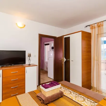 Rent this 2 bed apartment on 20246 Općina Janjina