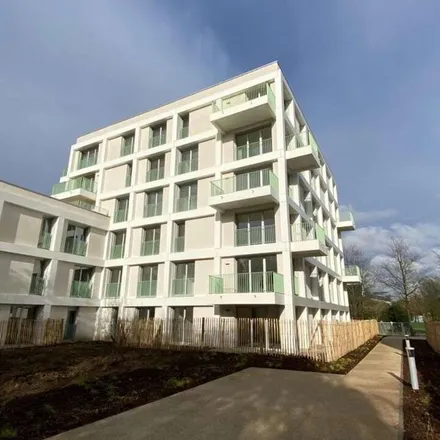 Image 2 - Brosset, Place Colonel Arnaud Beltrame, 37100 Tours, France - Apartment for rent
