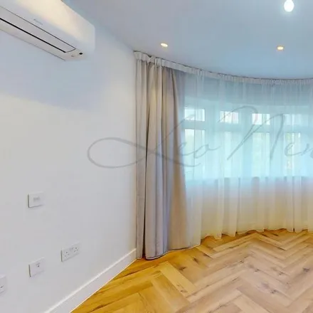 Image 7 - Danescroft Gardens, London, NW4 2LY, United Kingdom - Townhouse for rent