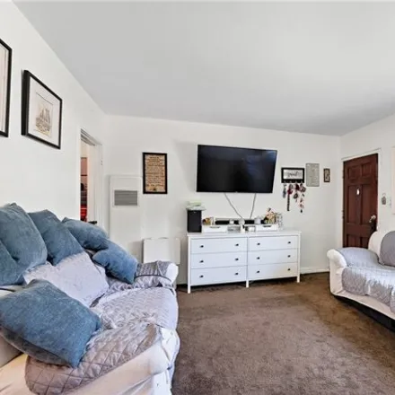 Image 3 - 7887 Claybeck Avenue, Los Angeles, CA 91352, USA - House for sale